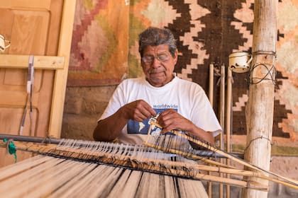 Eduardo Choque, una vida entre telares junto a su mujer Hilda Esther.