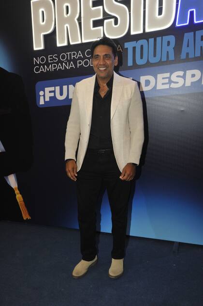 Eduardo "Coco" Fernández, gerente de producción de eltrece, impecable con un look en blanco y negro