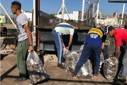 Eduardo ‘Coco’ Oderigo, creador de los Espartanos, el club de rugby de los presos, los conectó para que cuenten con la ayuda de los reclusos en el armado de las bolsas