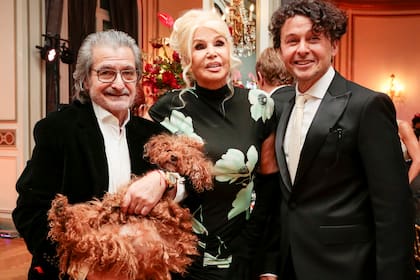 Eduardo Cohen (inseparable de Tinto, su perro), posa con Susana Giménez y Wally Diamante