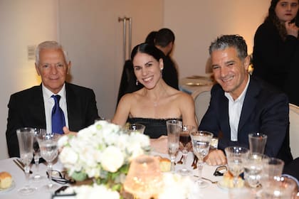 Eduardo Costantini charla con Paloma Herrera y su pareja, Juan Ortega.