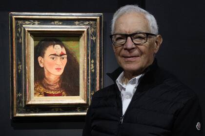 Eduardo Costantini con la obra más cara del arte latinoamericano, "Diego y yo", de Frida Kahlo, en el Malba