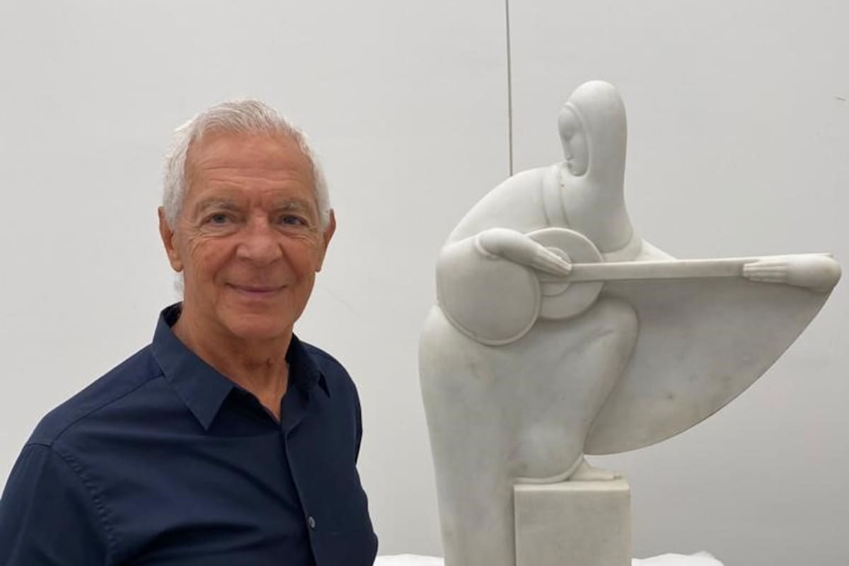 Eduardo Costantini con la obra Tocadora de Banjo, del artista brasileño Victor Brecheret