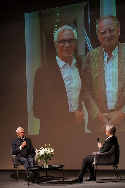 Eduardo Costantini durante la presentación de la sala Ricardo Esteves en Malba, en conversación con Ana María Battistozzi. “Reconocer a Ricardo es una manera de reconocer nuestra historia. La colección fundacional del Malba no existiría sin Ricardo. Por su consejo, yo he comprado obras que ni siquiera me gustaban, que en ése momento me parecían horribles, pero fui un buen alumno, es decir fui obediente y el tiempo le dio la razón”
