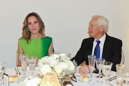 Eduardo Costantini estuvo pendiente de su mujer en todo momento y, aunque la animó a decir unas palabras, ella eligió agradecer mesa por mesa.