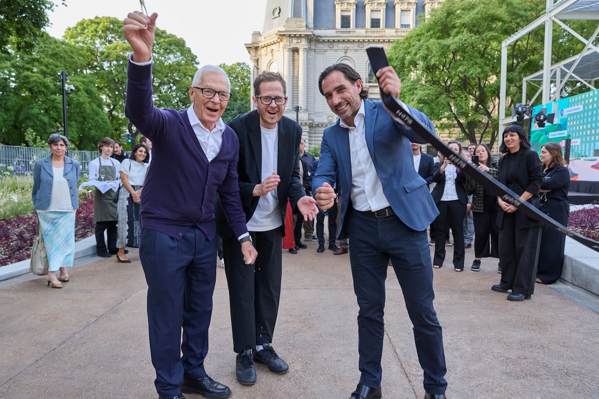 Eduardo Costantini junto al arquitecto Marcelo Faiden y Santiago Tarasido en la inauguración del proyecto ubicado en Huergo