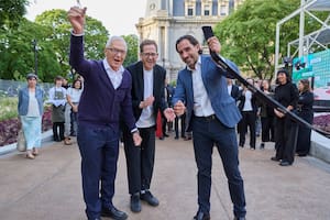 Eduardo Costantini junto al arquitecto Marcelo Faiden y Santiago Tarasido en la inauguración del proyecto ubicado en Huergo
