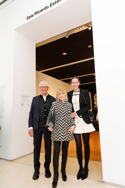Eduardo Costantini y Elina Costantini junto a Elena Esteves. Desde hoy la sala permanente, en el primer piso del Malba, será conocida como la Sala Ricardo Esteves. Se dice que Esteves comenzó su colección de arte con una obra que les regaló la abuela de Elena en su compromiso. "¡Es verdad! Cuando nos casamos, nos sentábamos en el piso. Con Ricardo no teníamos sillas, mesas ni heladera, pero teníamos la obra de arte"