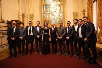 Eduardo Costantini y su esposa, Elina, junto al staff de Consultatio: José Echagüe (Estratega Consultatio Investments S.A.), Joaquín Agular Pinedo (Director de Relaciones Institucionales de Consultatio S.A.), Federico Cinque (Vicepresidente de Consultatio Asset Management S.G.F.C.I.), Juan Martín Monge (CEO de Consultatio Asset Management SGFCI y Consultatio Investments S.A.), Elina Costantini, Eduardo Costantini, Cristián Costantini (Presidente de Consultatio S.A.), Gonzalo de la Serna (CEO de Consultatio S.A.), Gabriel Arguissain (COO de Consultatio Asset Management SGFCI), Leandro Chiappa (Director de Producto de Consultatio S.A.), José Ignacio Ruiz Jauregui (Director de Operaciones de Consultatio S.A.)