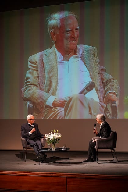 Eduardo Costantini y toda una vida compartida "armando una colección" junto a Ricardo Esteves. “Juntos buscábamos las mejores obras de los mejores artistas. Íbamos a los remates de Christie’s o de Sotheby’s y veíamos los catálogos. Y él me decía, en éste catálogo hay tres obras que debemos comprar. Había algunas que si no hubiera sido por él yo no hubiera comprado ni de casualidad"