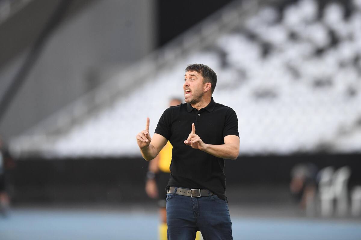 Eduardo Coudet da indicaciones durante la victoria de Inter sobre Botafogo