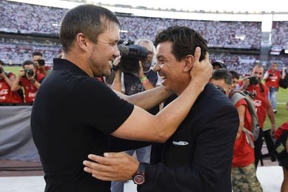 Eduardo Coudet, en el Monumental, como DT de Racing, y el saludo con Marcelo Gallardo