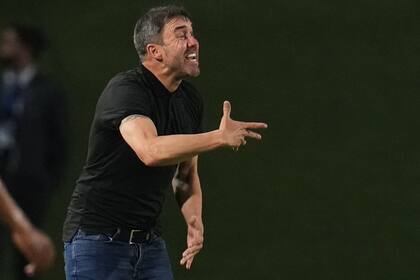 Eduardo Coudet, intenso durante el partido de River ante Carabobo en Venezuela por la Copa Sudamericana