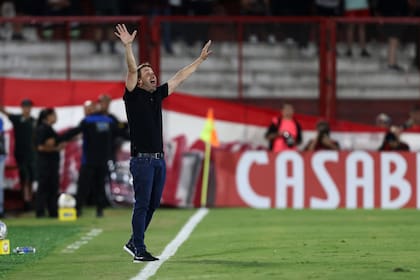 Eduardo Coudet no estuvo de acuerdo con el penal que Ramírez cobró para Huracán