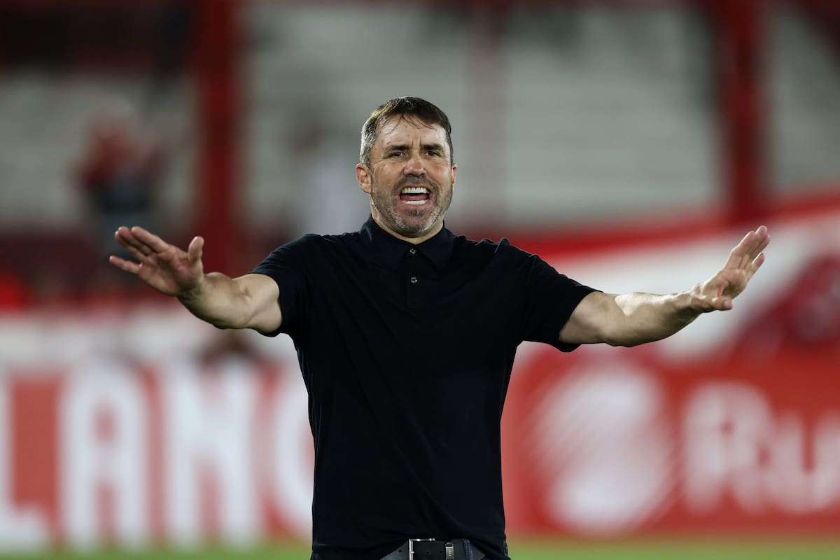 Eduardo Coudet parece pedir "calma", aunque en el Ducó el nuevo DT de River no paró de dar indicaciones