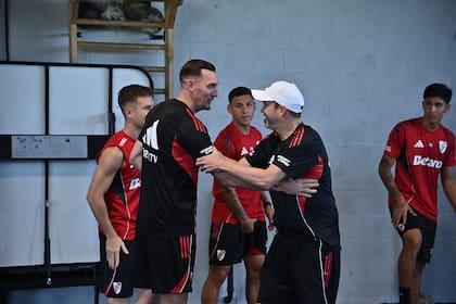 Eduardo Coudet saluda al capitán Franco Armani no bien llegó a River: para el segundo semestre de 2026, el DT iba a mantener a Beltrán como titular