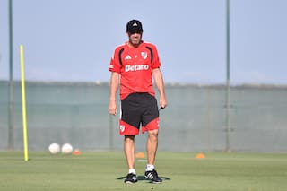Mientras el plantel mira con otros ojos a Coudet, el presidente acelera para comprar más jugadores