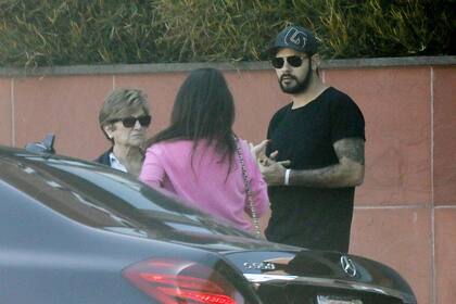 Eduardo Cruz junto a su hermana Penélope y su madre, Encarna Sánchez, en Los Angeles