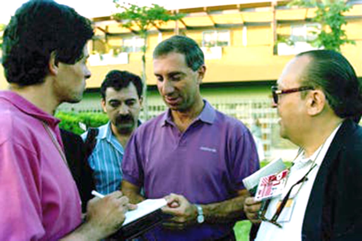 Eduardo Dakno y Ernesto Muñiz, los enviados especiales de LA NACION a Italia 90, con el entrenador argentino Carlos Bilardo