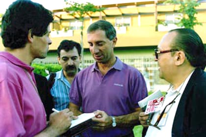 Eduardo Dakno y Ernesto Muñiz, los enviados especiales de LA NACION a Italia 90, con el entrenador argentino Carlos Bilardo