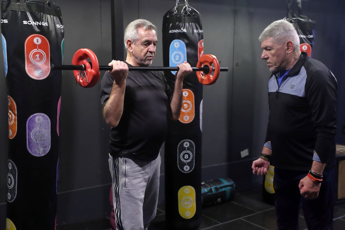 Eduardo, de 76 años, en medio de sus rutina de entrenamiento
