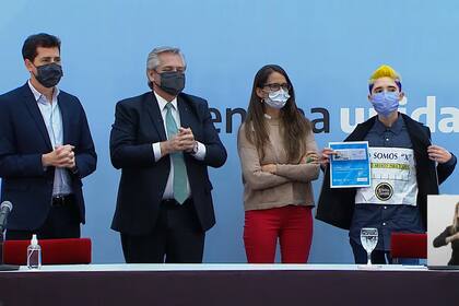 Eduardo de Pedro, Alberto Fernández y Elizabeth Gómez Alcorta, durante la presentación del DNI no binario