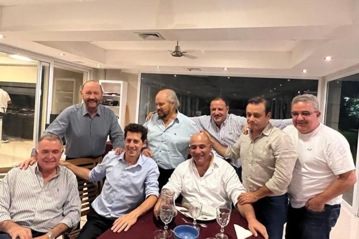 Eduardo de Pedro, en la casa de Juan Manzur junto a los gobernadores Gildo Insfrán (Formosa), Ricardo Quintela (La Rioja), Oscar Herrera Ahuad (Misiones) y Raúl Jalil (Catamarca), además del vicegobernador tucumano Osvaldo Jaldo y el intendente de Ezeiza, Alejandro Granados