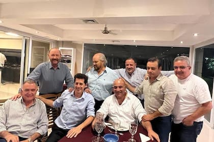 Eduardo de Pedro, en la casa de Juan Manzur junto a los gobernadores Gildo Insfrán (Formosa), Ricardo Quintela (La Rioja), Oscar Herrera Ahuad (Misiones) y Raúl Jalil (Catamarca), además del vicegobernador tucumano Osvaldo Jaldo y el intendente de Ezeiza, Alejandro Granados