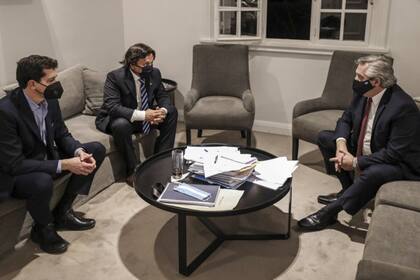 Eduardo de Pedro, Gustavo Sáenz y Alberto Fernández, durante una reunión en agosto de 2020