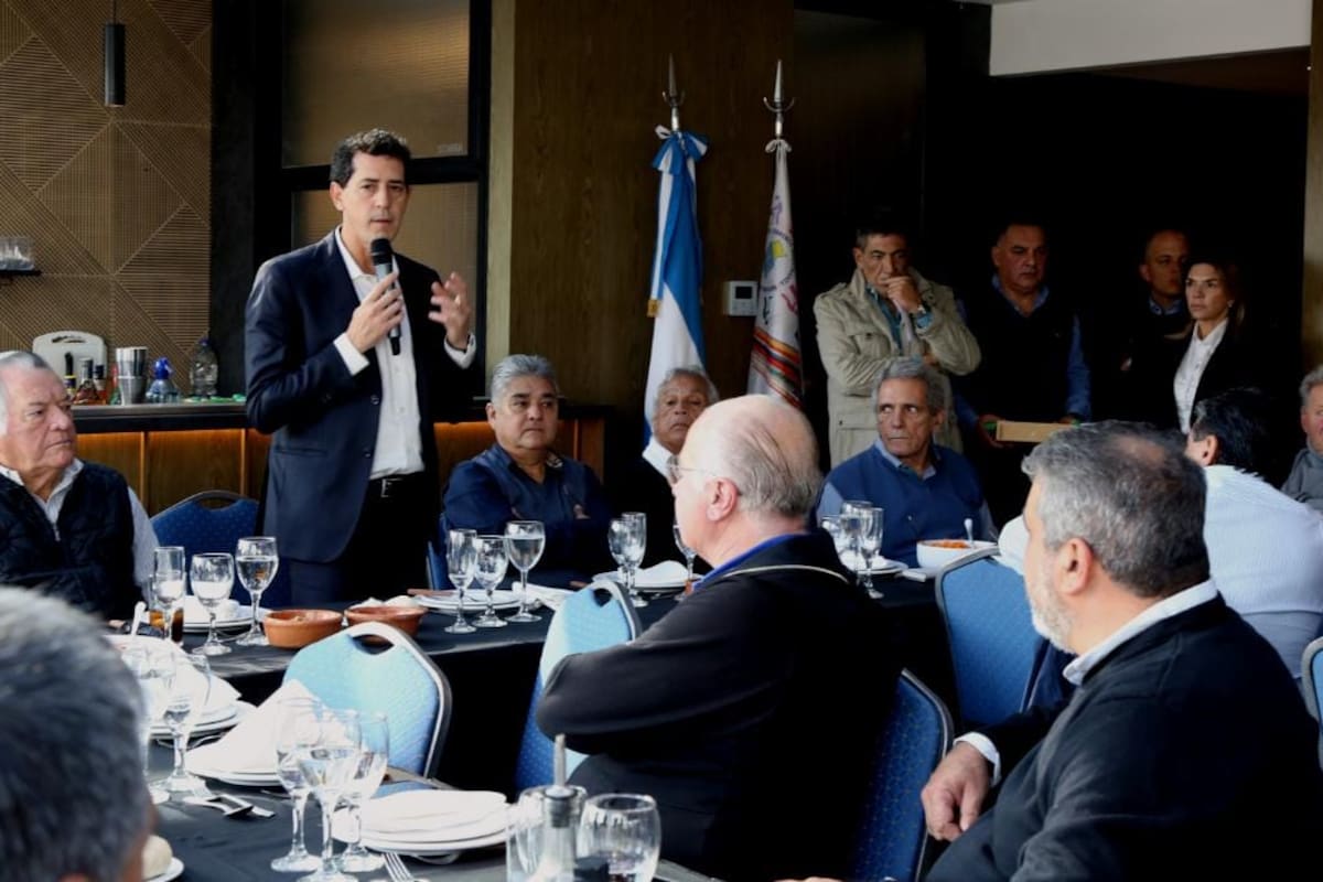 Eduardo de Pedro junto a gremialistas