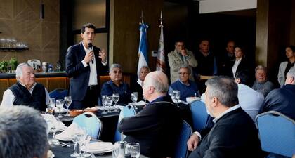 Eduardo de Pedro junto a gremialistas