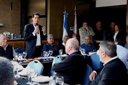 Eduardo de Pedro junto a gremialistas