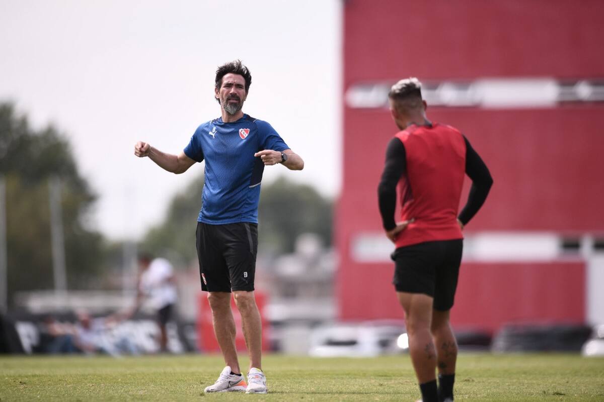 Eduardo Domínguez, DT de Independiente, charla con Damián Batallini; el Rojo se enfrenta con un recuperado Racing por la Copa de la Liga Profesional.