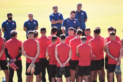 Eduardo Dominguez, frente al plantel de Independiente; el DT sabe que no tendrá una tarea sencilla en el club de Avellaneda