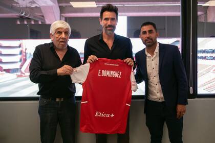 Eduardo Dominguez, Rolfi Montenegro y Hugo Moyano, cuando entre el presidente del club y el manager presentaban al entrenador que venía de ser campeón con Colón de Santa Fe