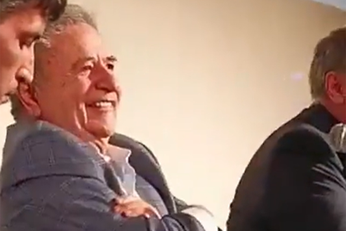 Eduardo Duhalde apareceu novamente para homenagem, mas passou mal