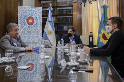 Eduardo Duhalde, con Axel Kicillof y su ministro de la Producción, Augusto Costa, la semana pasada en la Gobernación