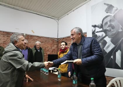 Eduardo Duhalde se acercó al local de la UCR de Lomas de Zamora y le regaló su último libro sobre Alfonsín a Gerardo Morales