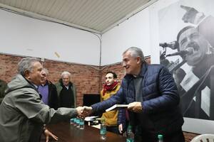 Eduardo Duhalde se acercó al local de la UCR y le regaló su último libro sobre Alfonsín