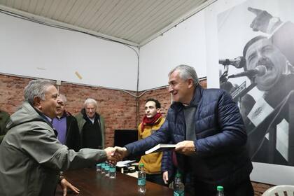 Eduardo Duhalde se acercó al local de la UCR y le regaló su último libro sobre Alfonsín