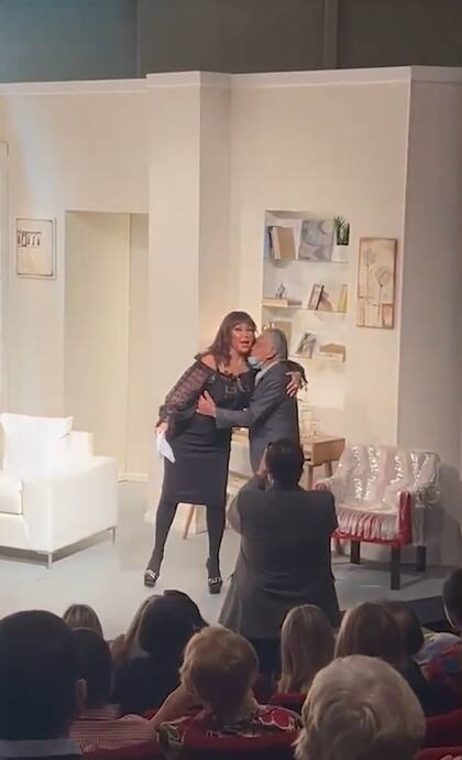 Eduardo Eurkenián saludó a Moria Casán en el teatro (Foto: Captura de video)