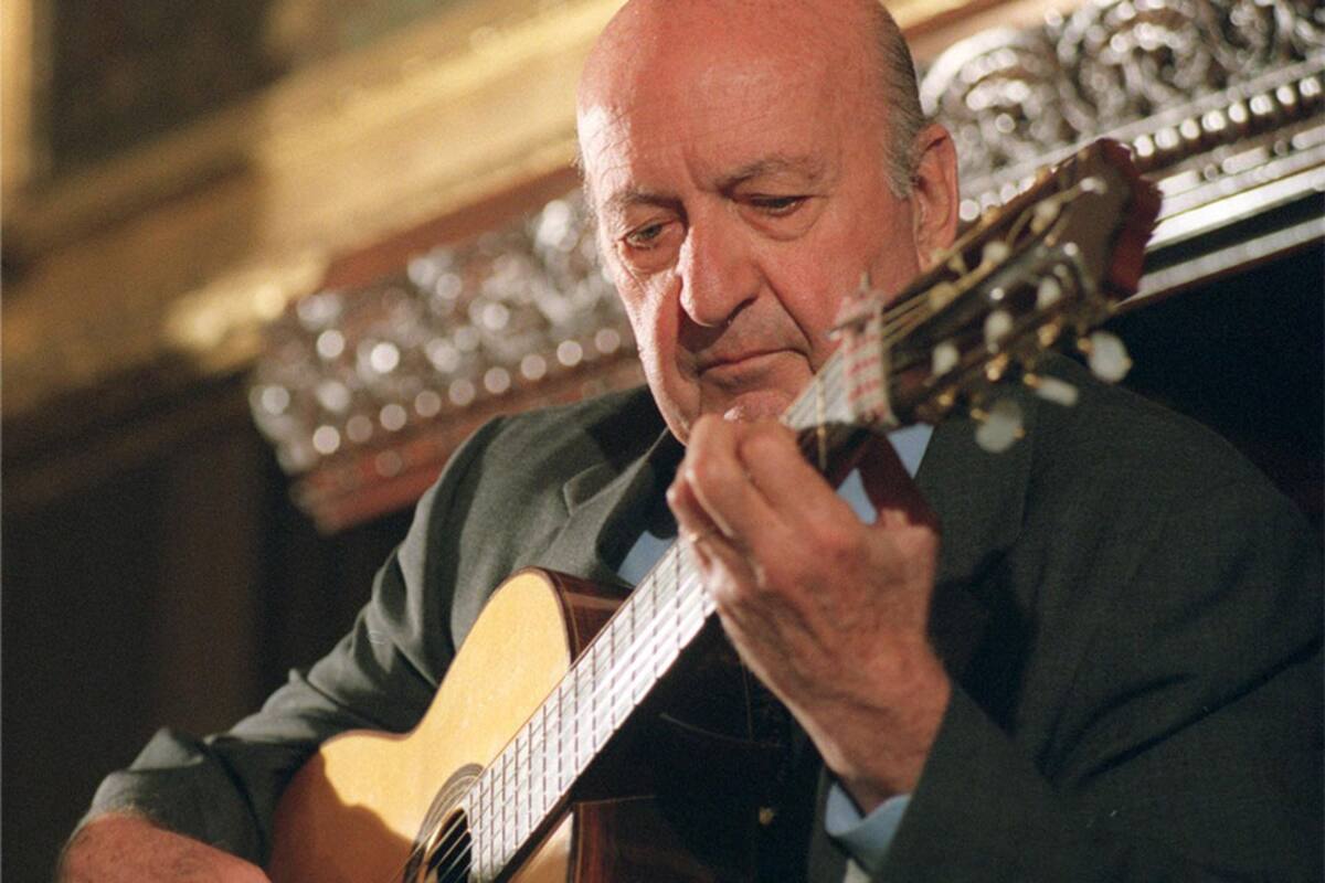Eduardo Falú, delante de un cuadro que le dedicó Antonio Berni