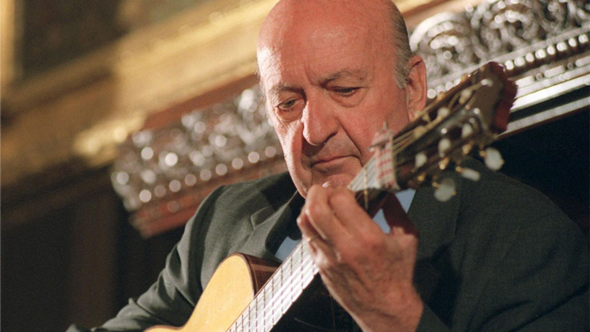 Eduardo Falú, delante de un cuadro que le dedicó Antonio Berni