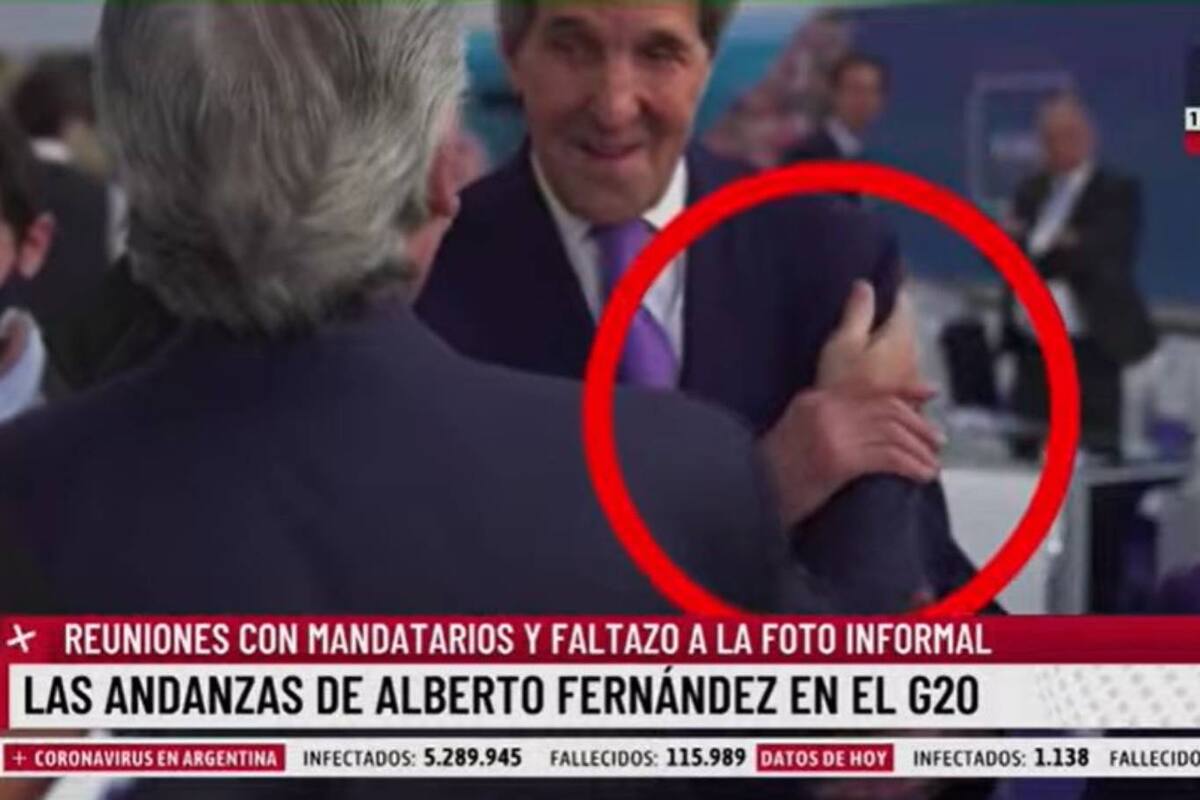 Eduardo Feinman pasó en cámara lenta la reacción de John Kerry ante el gesto de Alberto Fernández en un contacto informal en la cumbre del G-20 en Roma