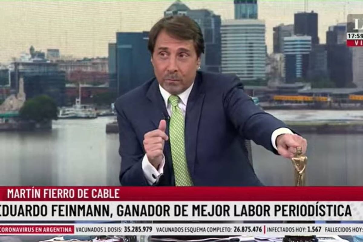Eduardo Feinmann exhibió su recientemente ganado premio Martín Fierro a la mejor labor periodística masculina en cable