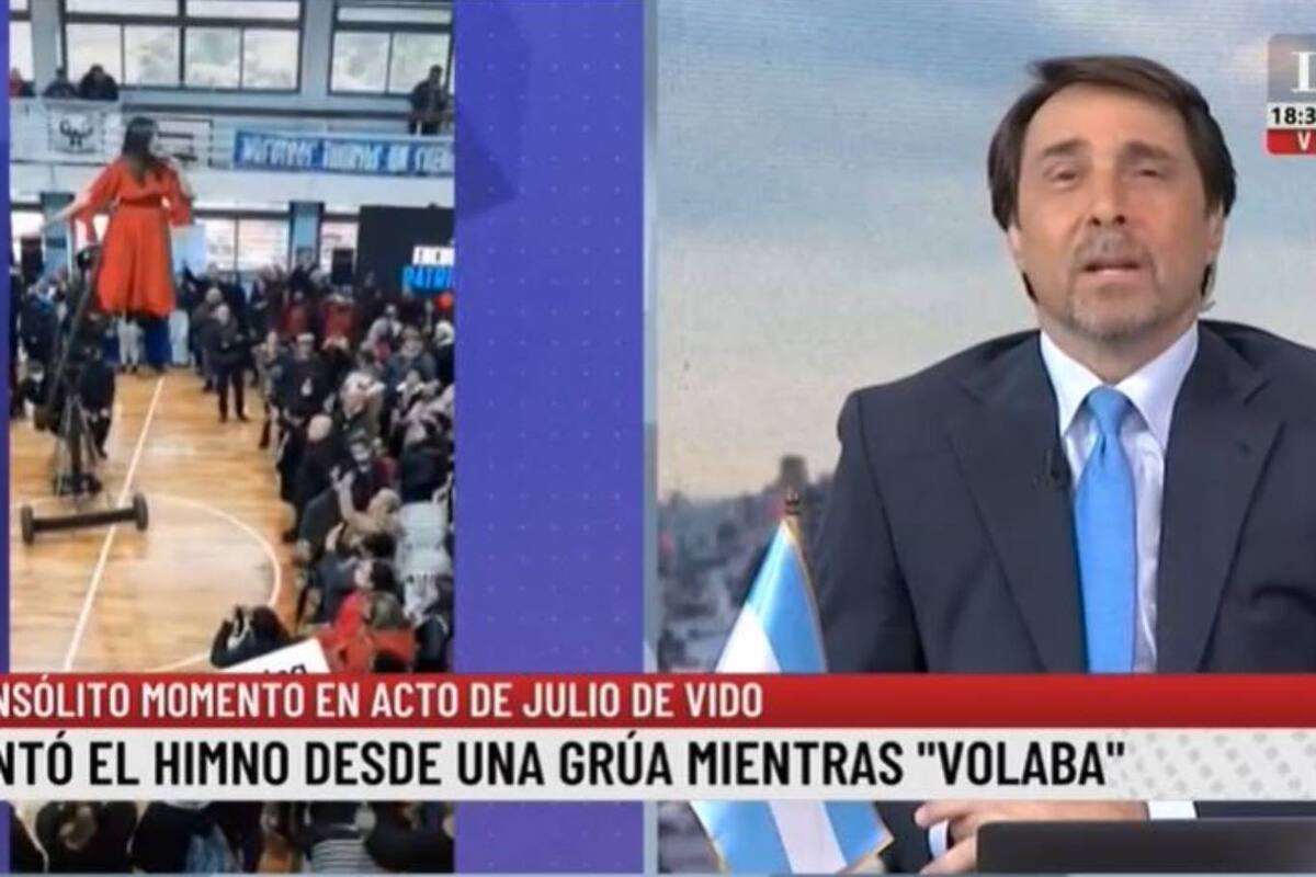 Eduardo Feinmann mostró a una mujer que cantaba el Himno Nacional colgada de una grúa y recordó a los próceres del 25 de mayo de 1810