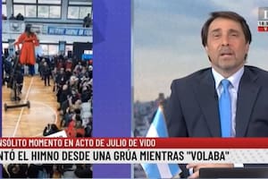 Eduardo Feinmann mostró a una mujer que cantaba el Himno Nacional colgada de una grúa y recordó a los próceres del 25 de mayo de 1810