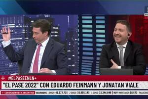 Eduardo Feinmann trata de espantar una mosca que entró al estudio, ante la mirada risueña de Jonatan Viale, en el pase de LN+ de este martes