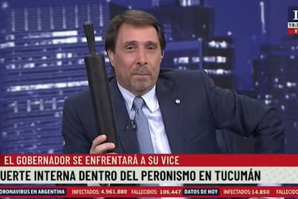Eduardo Feinmann utilizó un palo de amasar, u "oflador" para ilustrar la situación de la interna política en una provincia argentina
