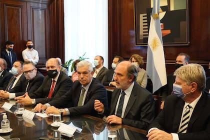 Eduardo Hecker, en el centro, presidente del Banco Nación explicando los alcances de la medida